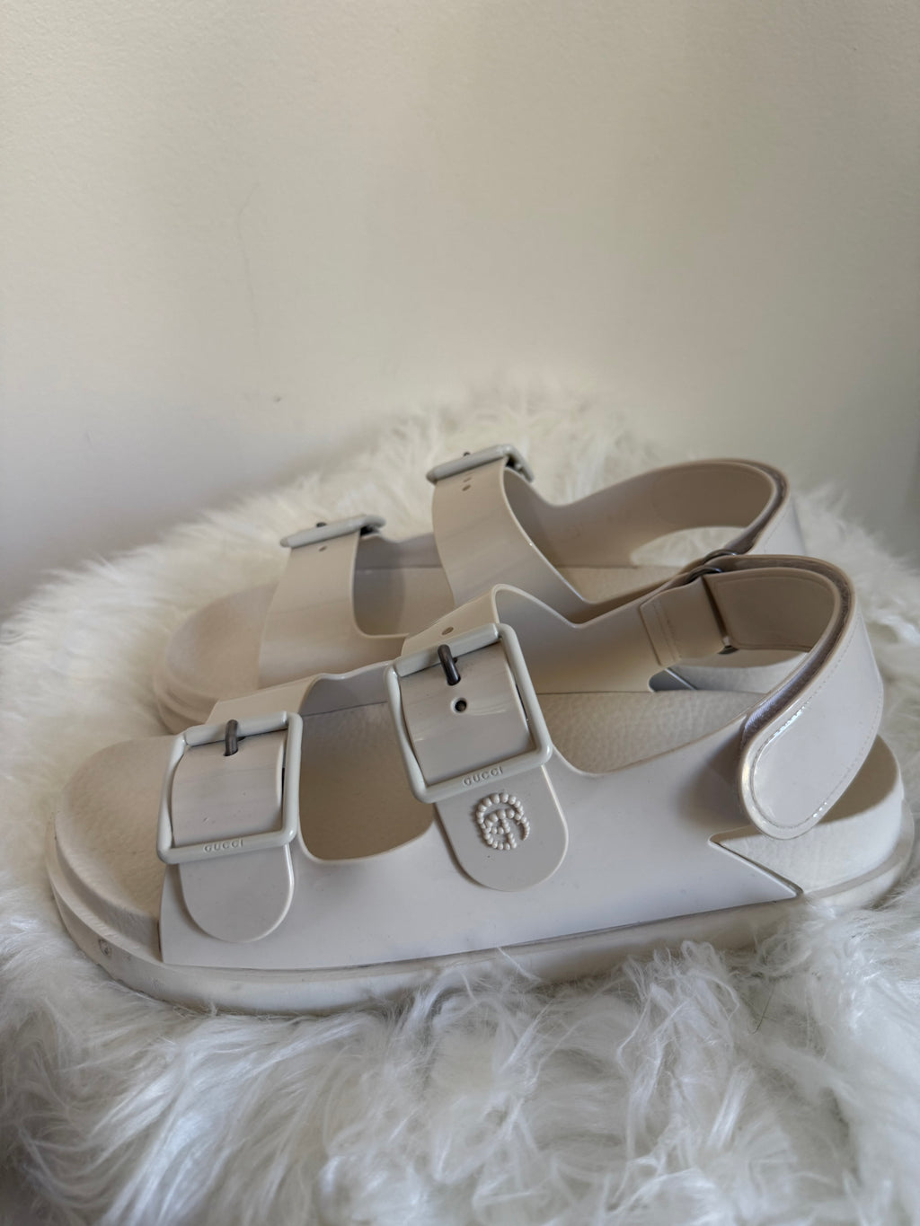 GUCCI ISLA RUBBER DAD buckle SANDALS