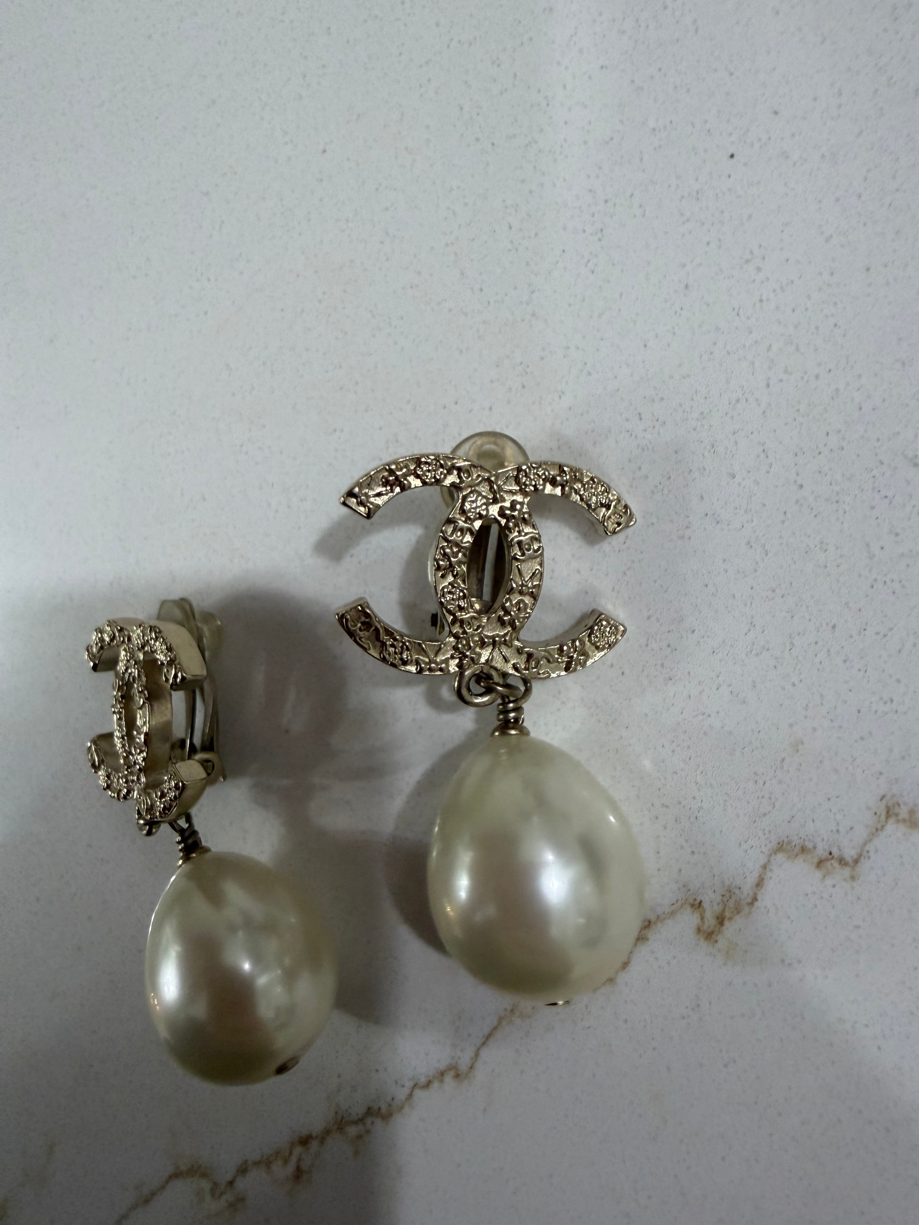CHANEL CC TEAR DROP PEARL EARRING