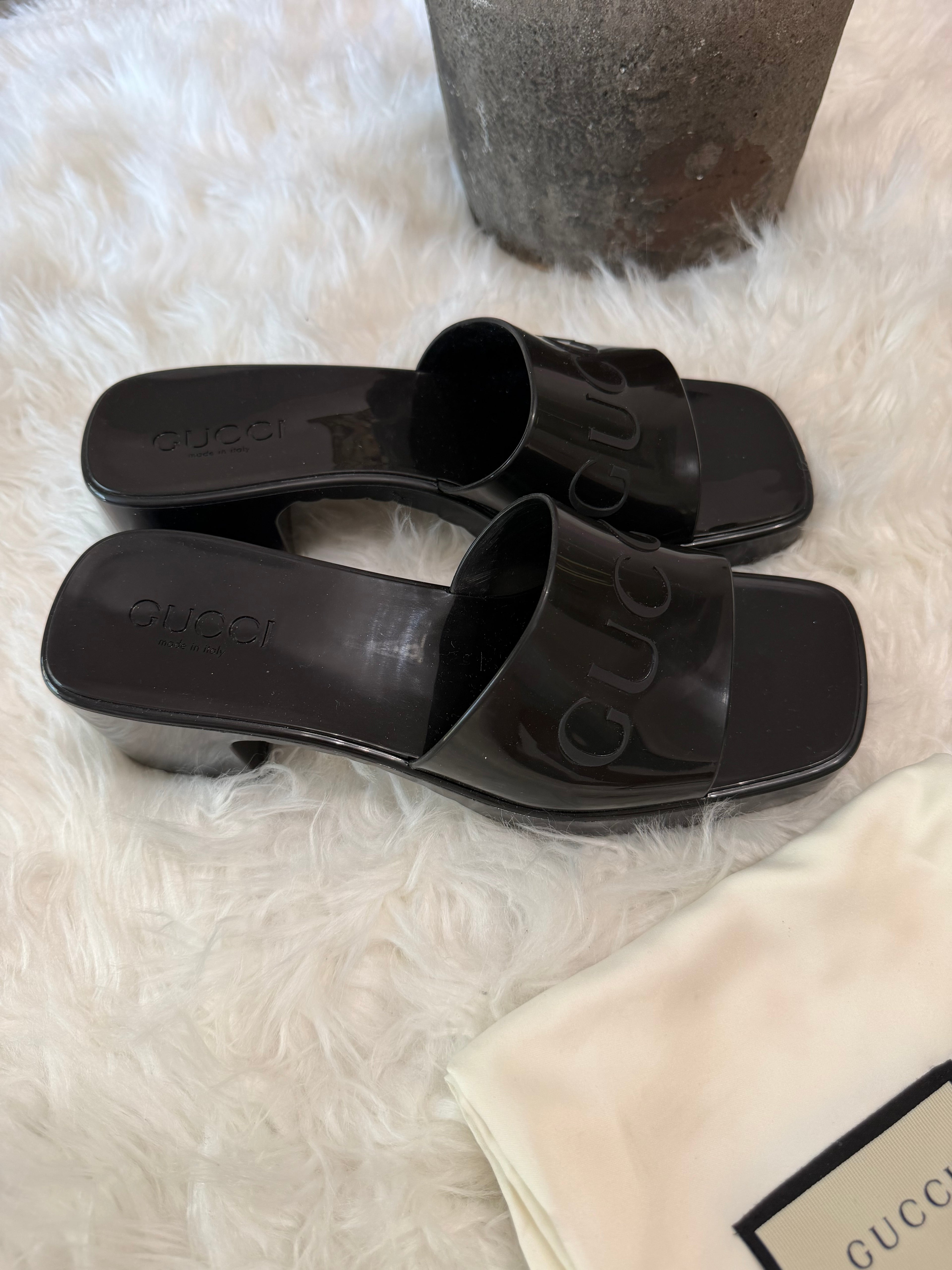 GUCCI RUBBER LOGO PLATFORM SANDALS
