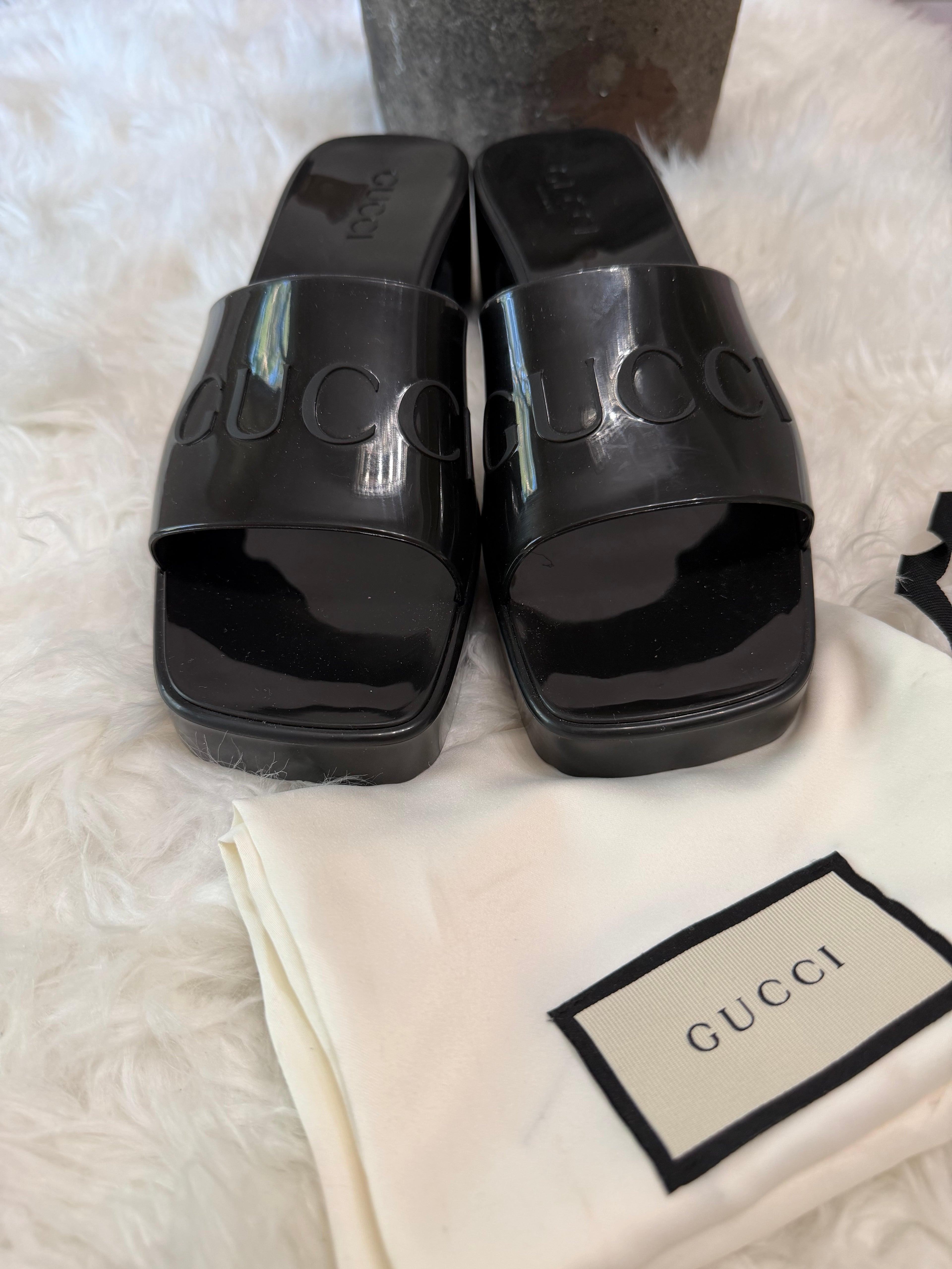 GUCCI RUBBER LOGO PLATFORM SANDALS