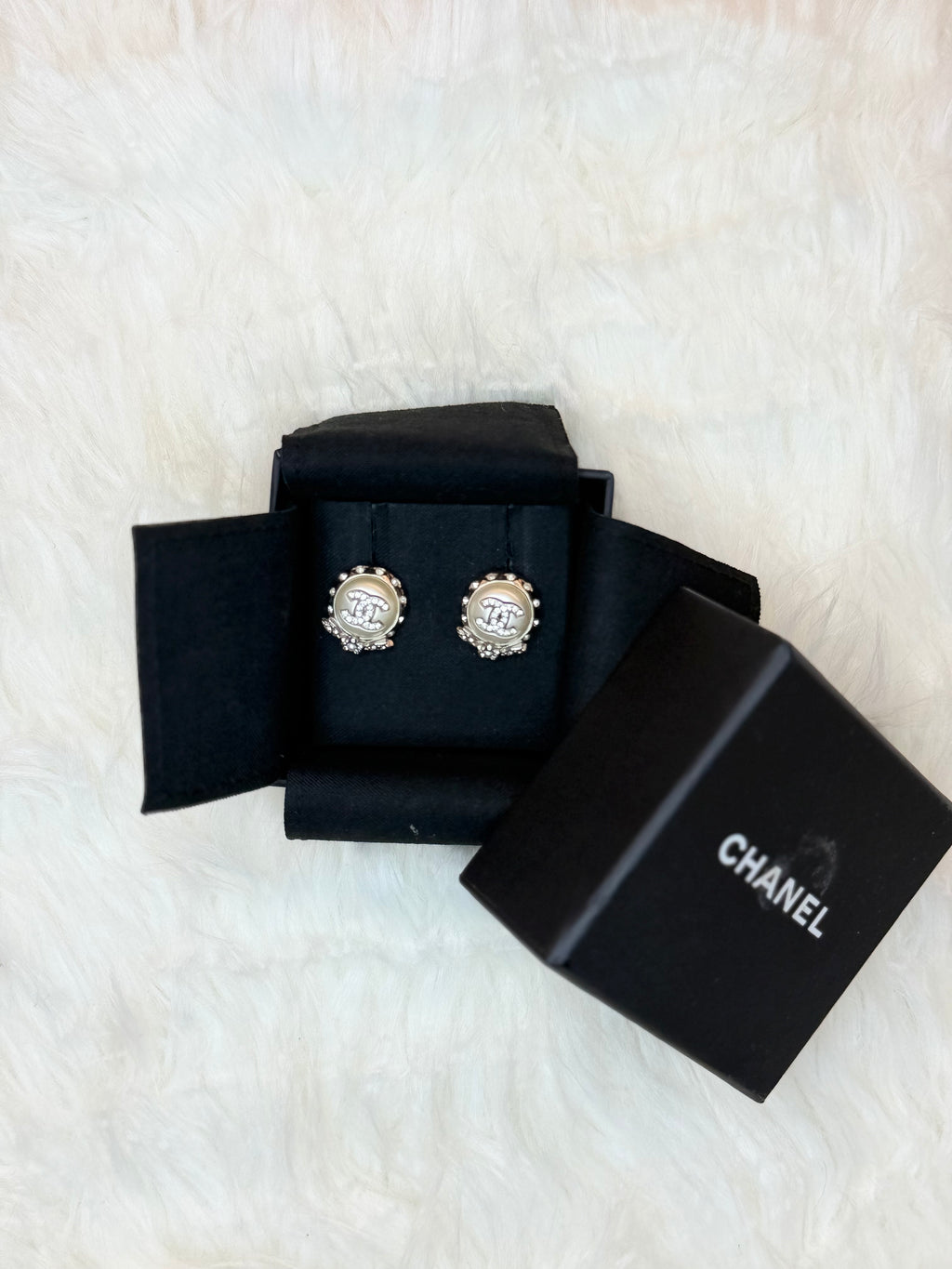 CHANEL CRYSTAL AND PEARL CC SILVER CIRCLE STUD