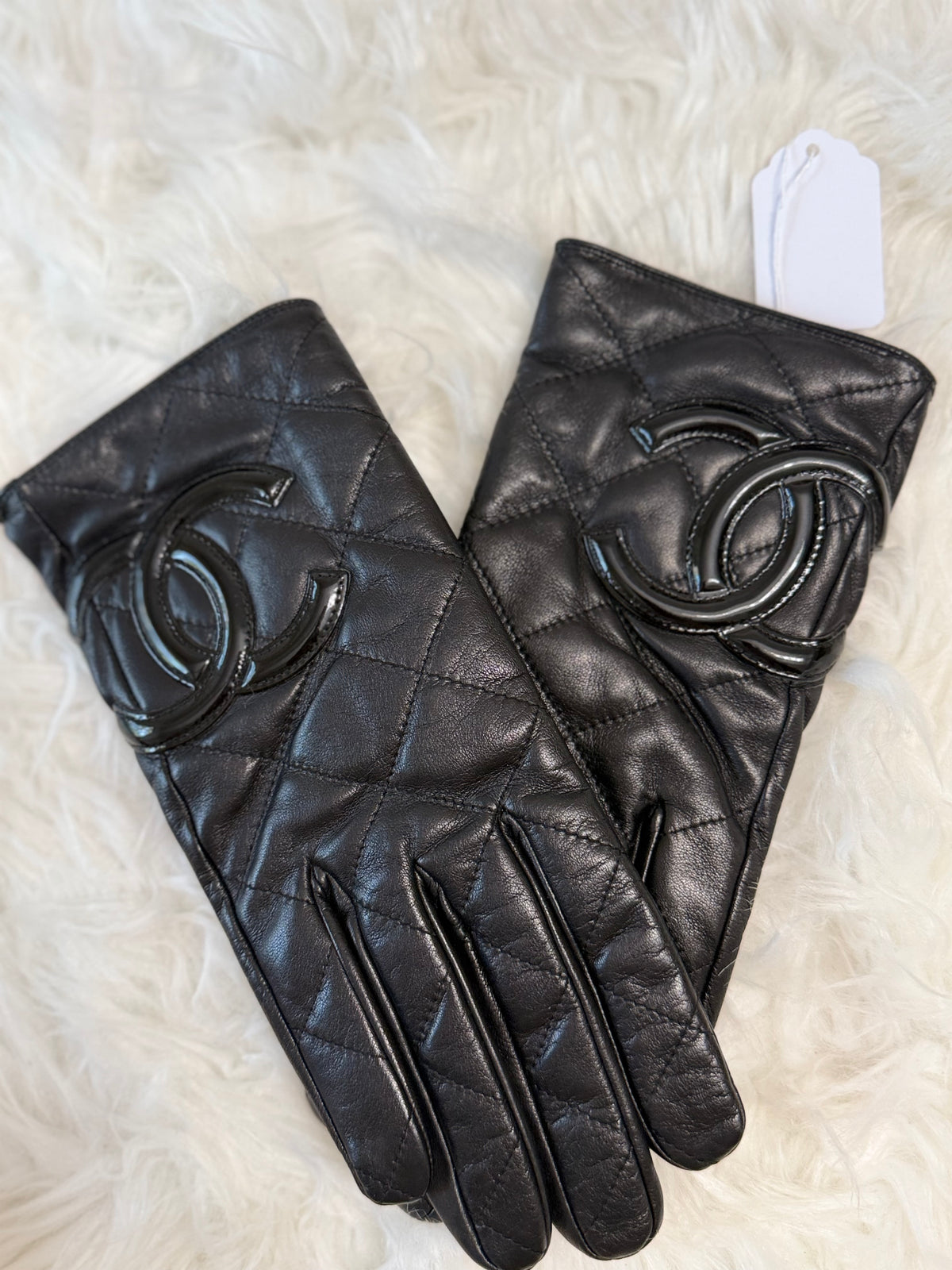 CHANEL LAMBSKIN LEATHER GLOVES INTERLOCKING CC LOGO