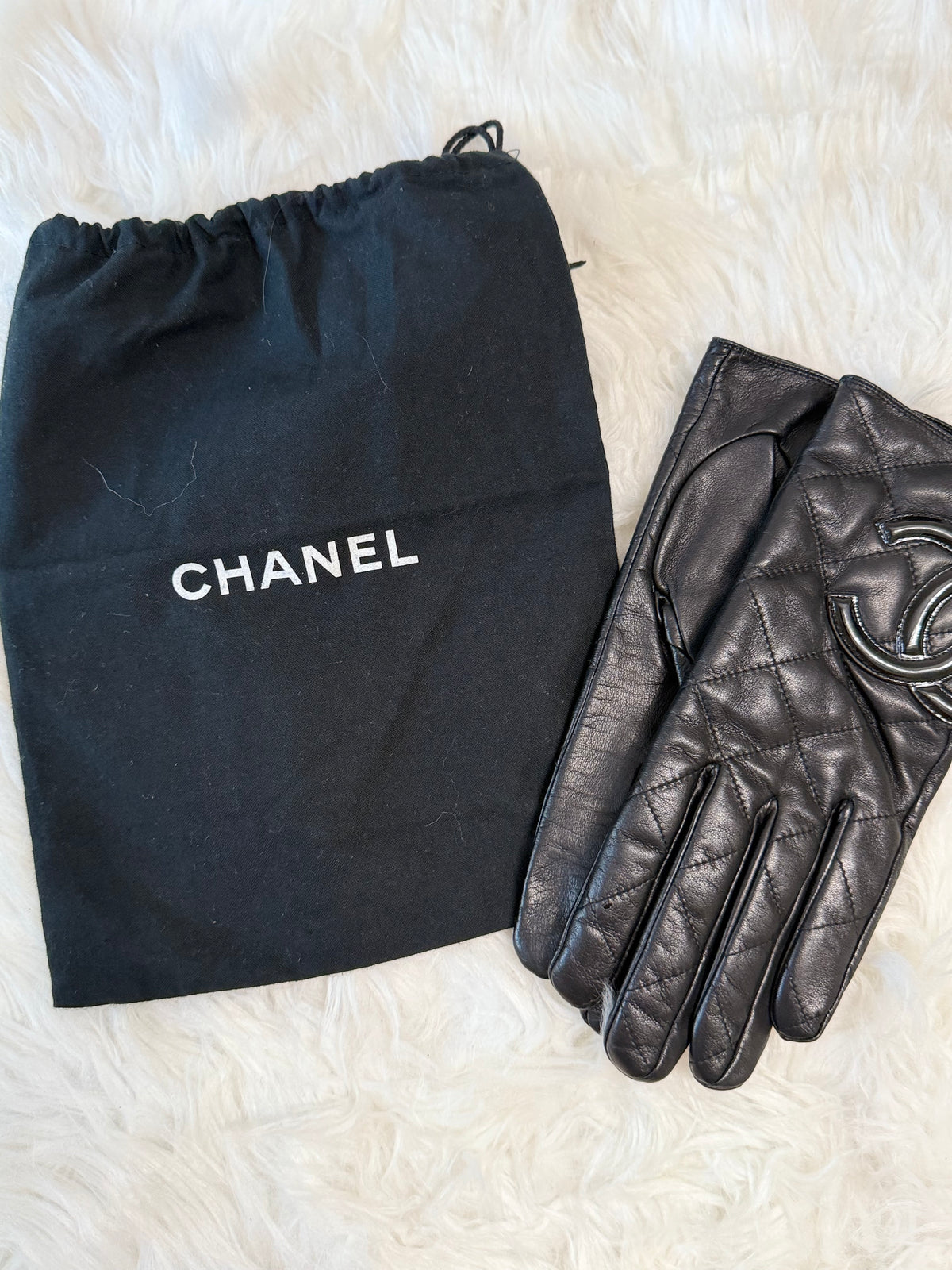 CHANEL LAMBSKIN LEATHER GLOVES INTERLOCKING CC LOGO