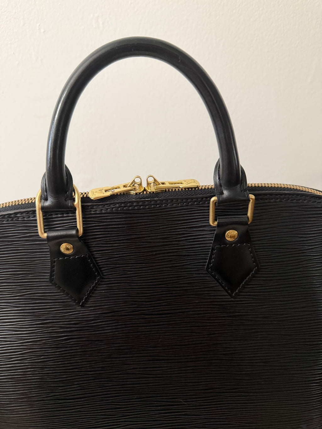 LOUIS VUITTON ALMA MM EPI LEATHER