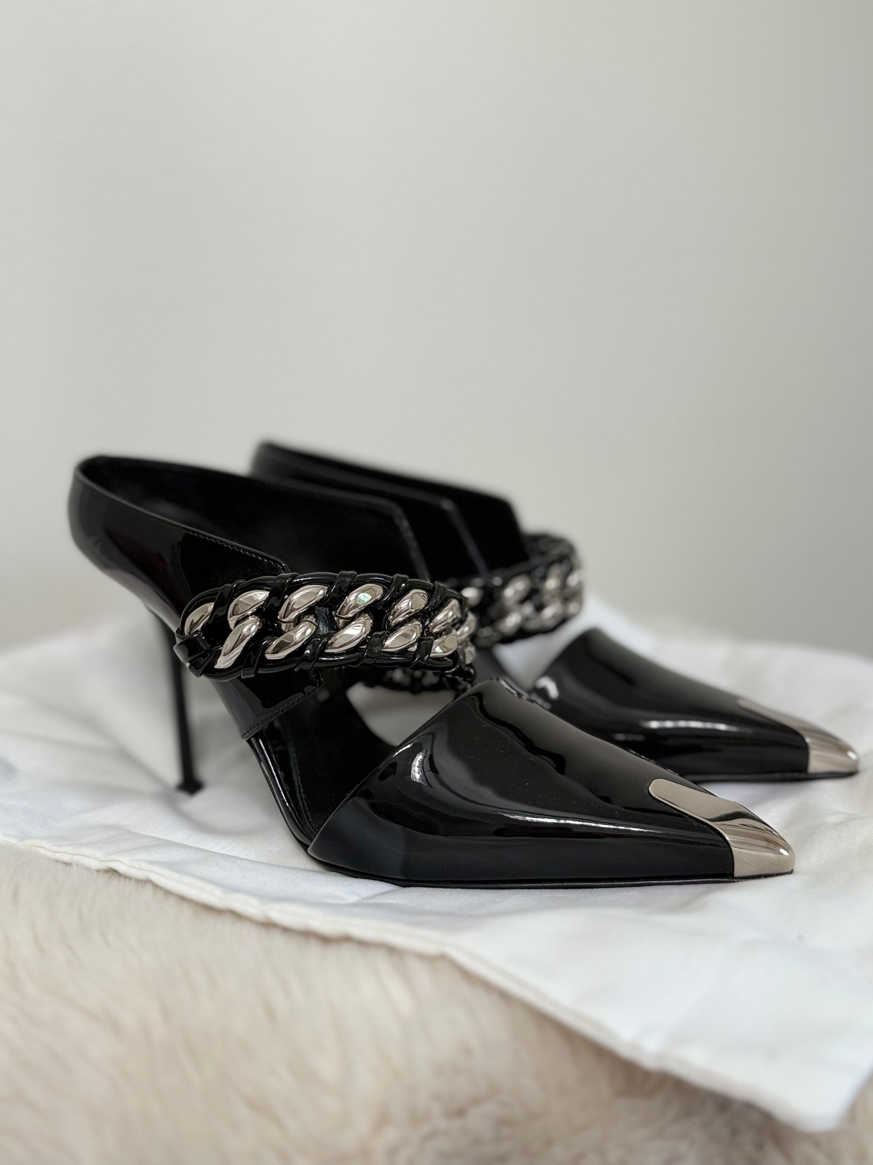 ALEXANDER MCQUEEN CHAIN pointed toe Slip On Sandals