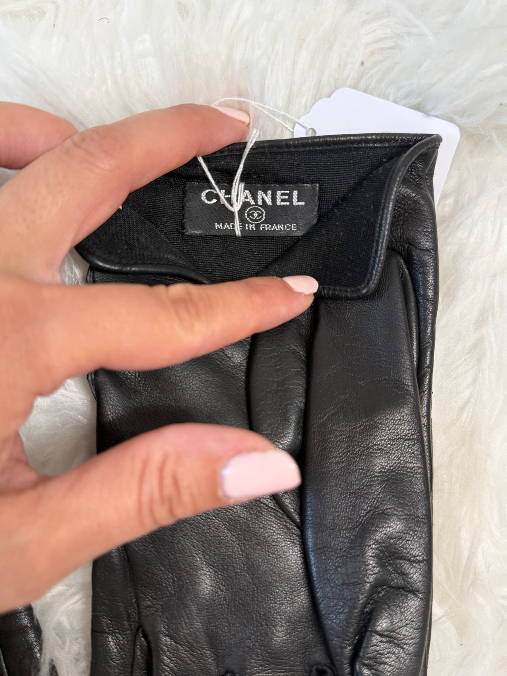 CHANEL LAMBSKIN LEATHER GLOVES INTERLOCKING CC LOGO