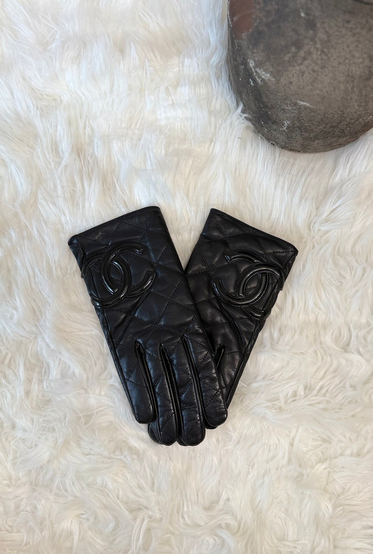 CHANEL LAMBSKIN LEATHER GLOVES INTERLOCKING CC LOGO