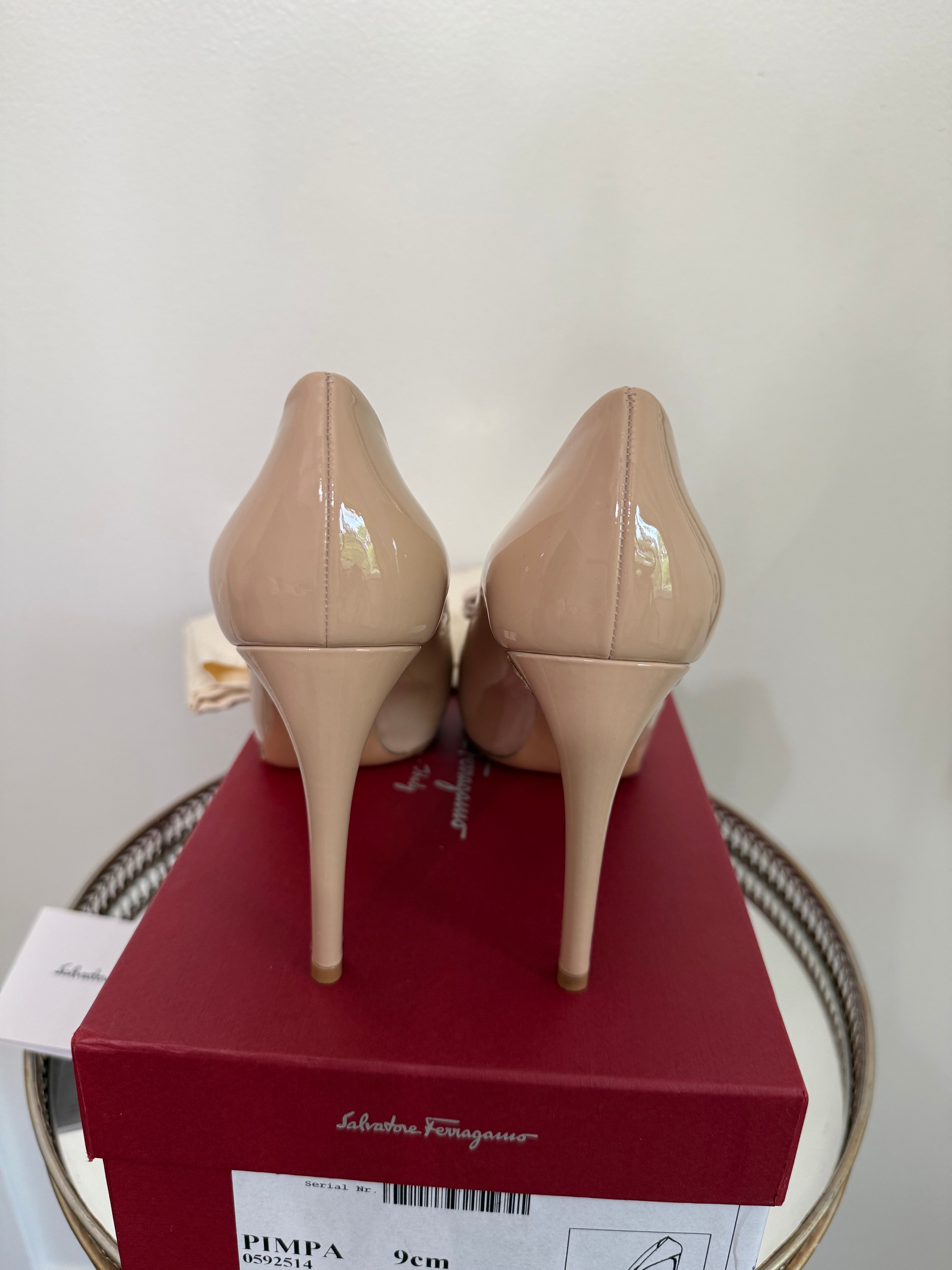 FERRAGAMO VARA BOW PATENT PUMP