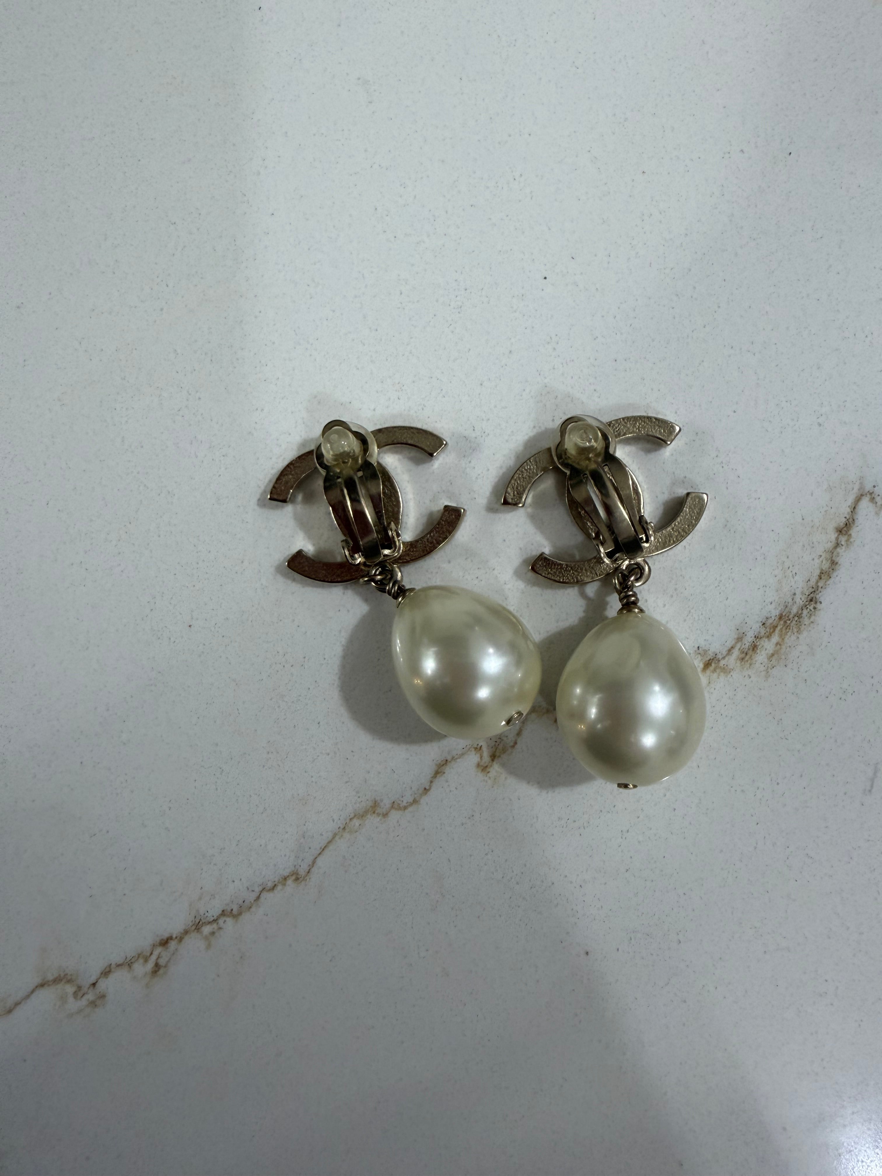 CHANEL CC TEAR DROP PEARL EARRING