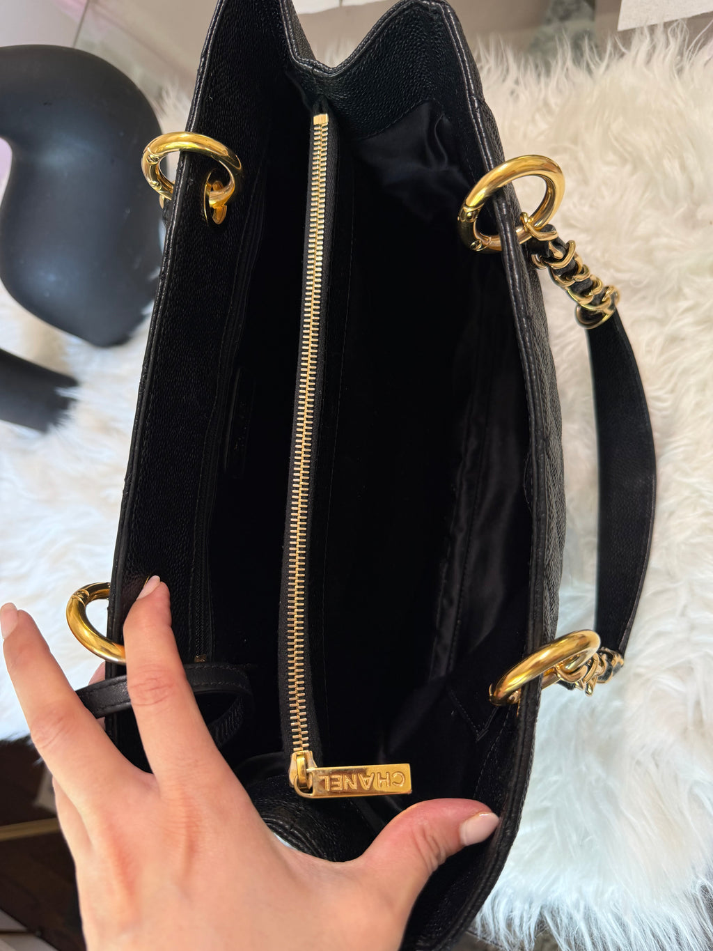 CHANEL GRAND TOTE IN CAVIAR LEATHER