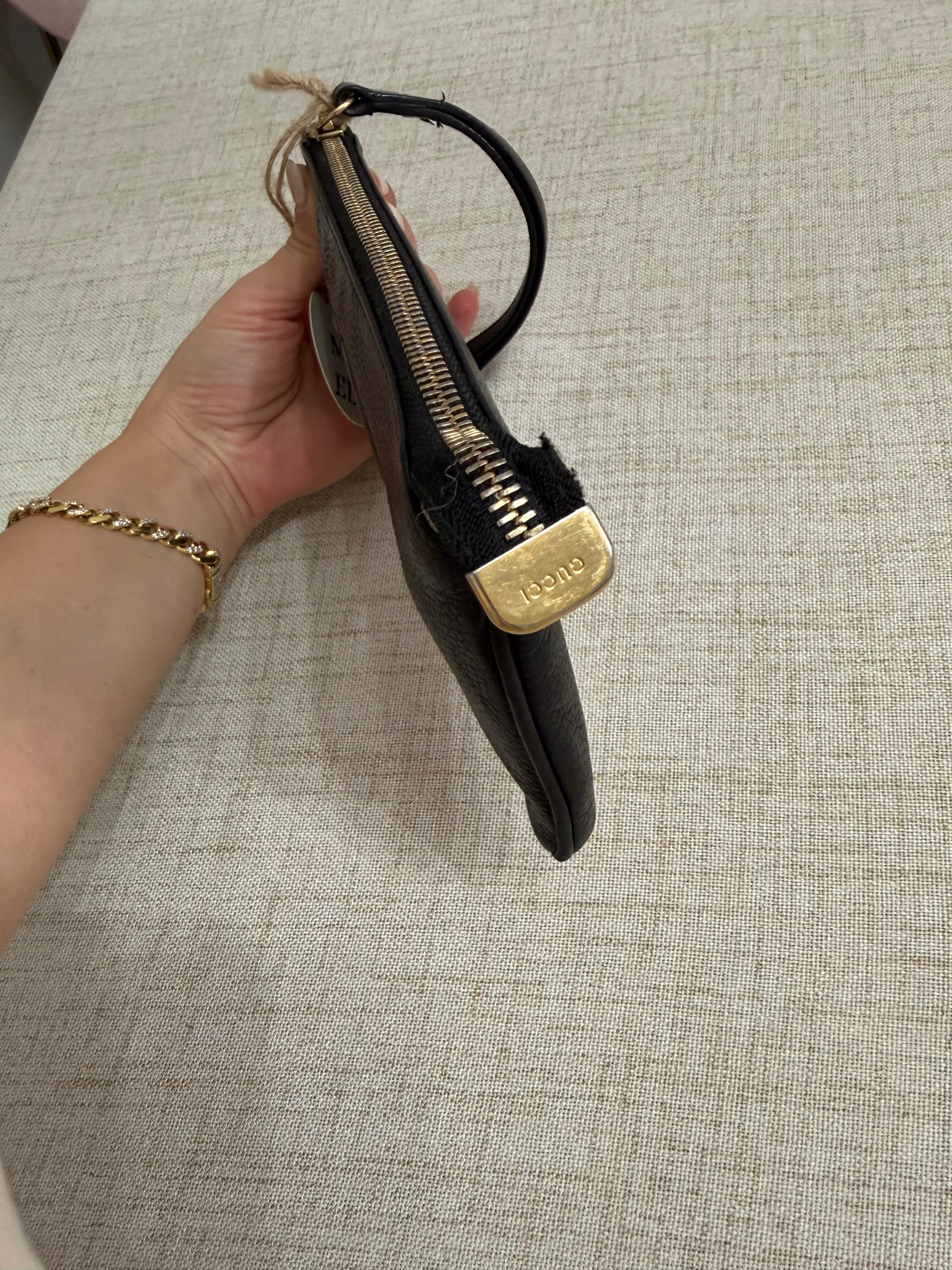 GUCCI INTERLOCKING GG WRISLET/POUCH