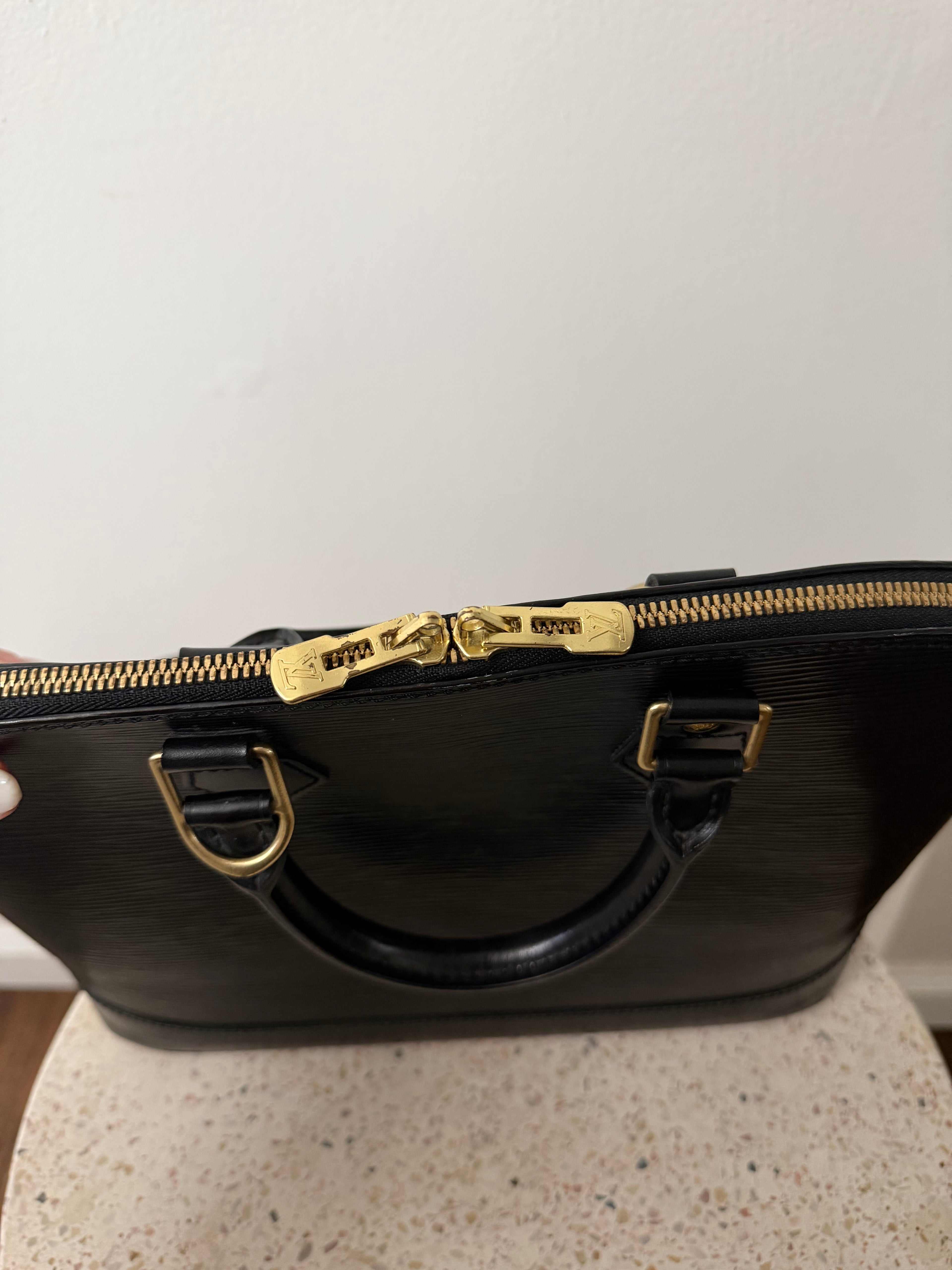 LOUIS VUITTON ALMA MM EPI LEATHER