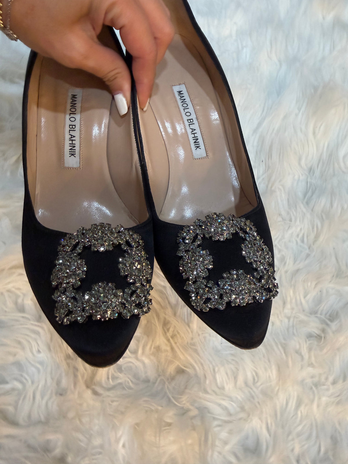 MANOLO BLAHNIK HANGISI SATIN PUMPS
