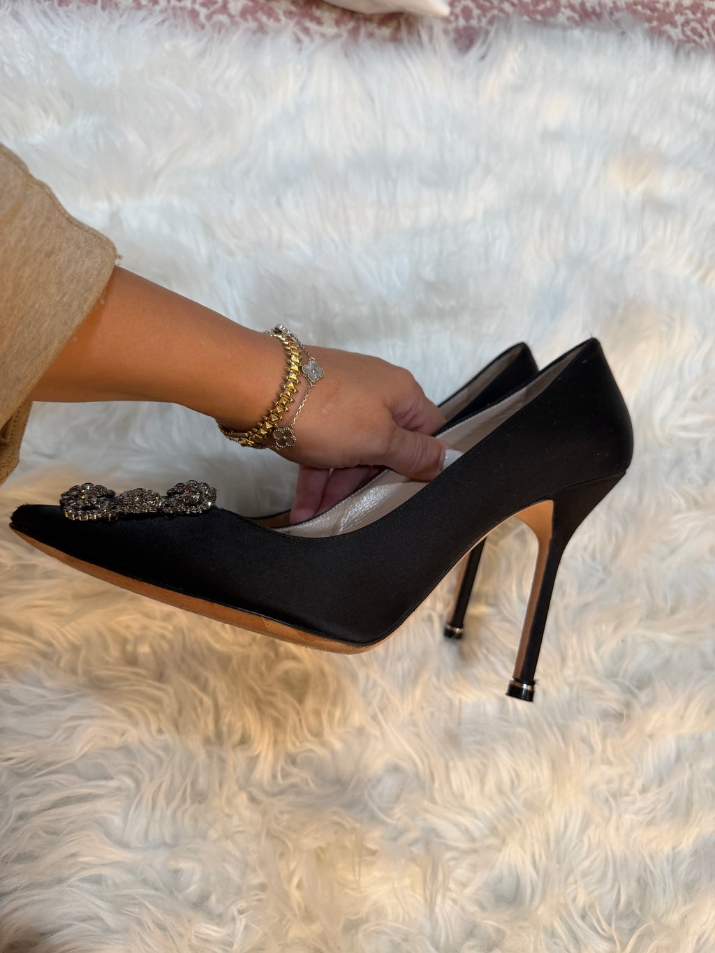 MANOLO BLAHNIK HANGISI SATIN PUMPS