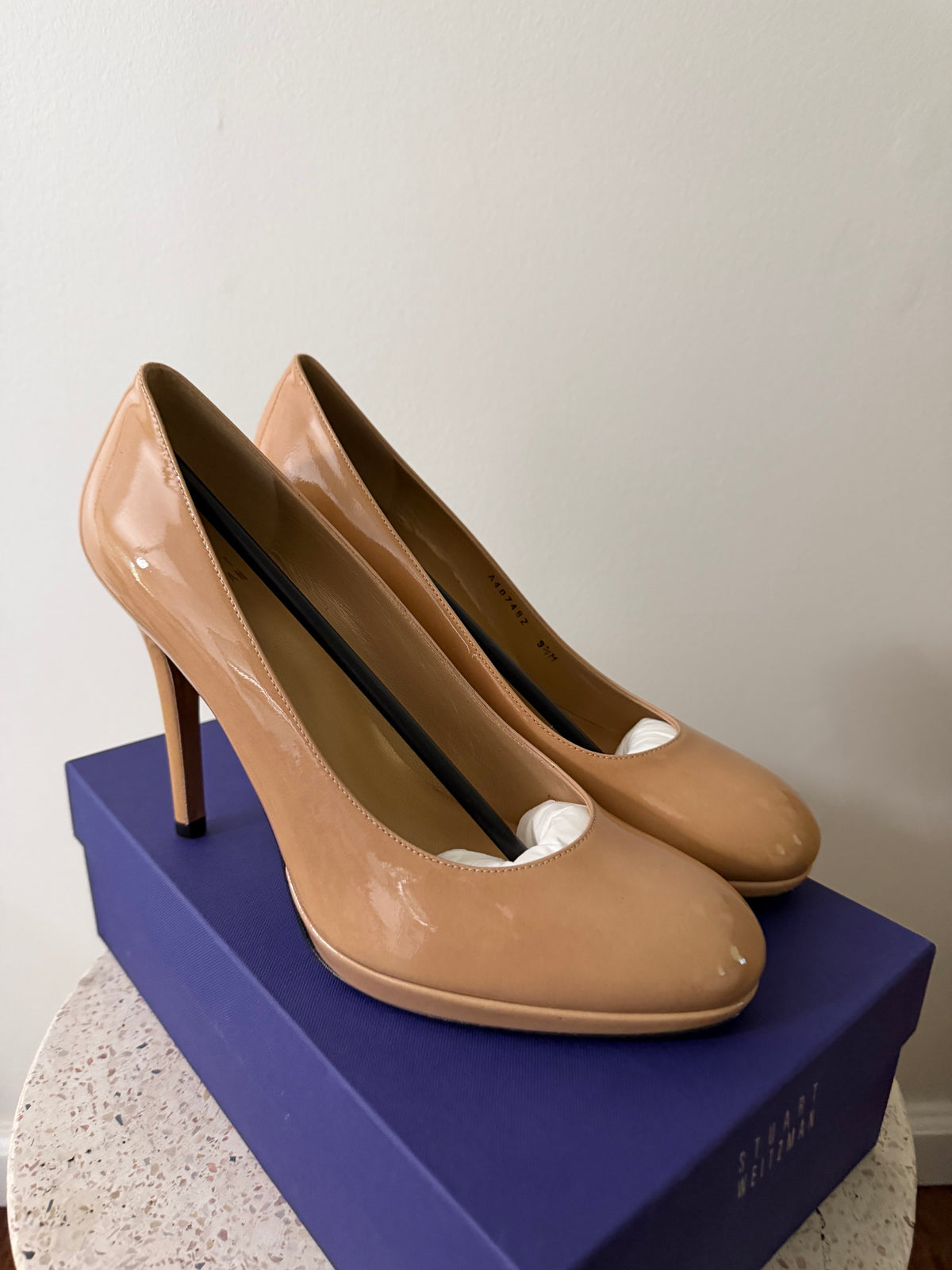 STUART WEIZMAN PATENT LEATHER PUMP