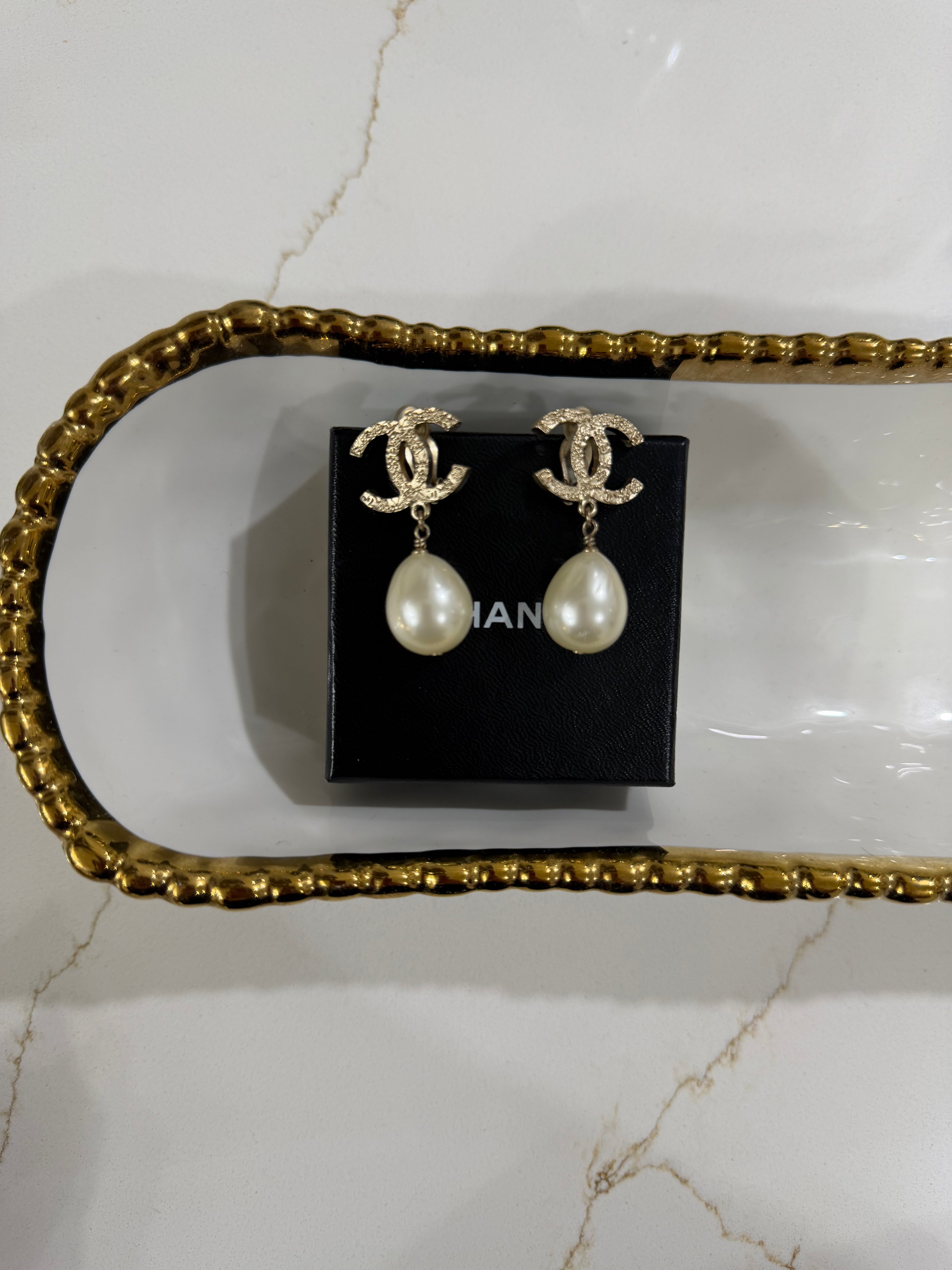 CHANEL CC TEAR DROP PEARL EARRING