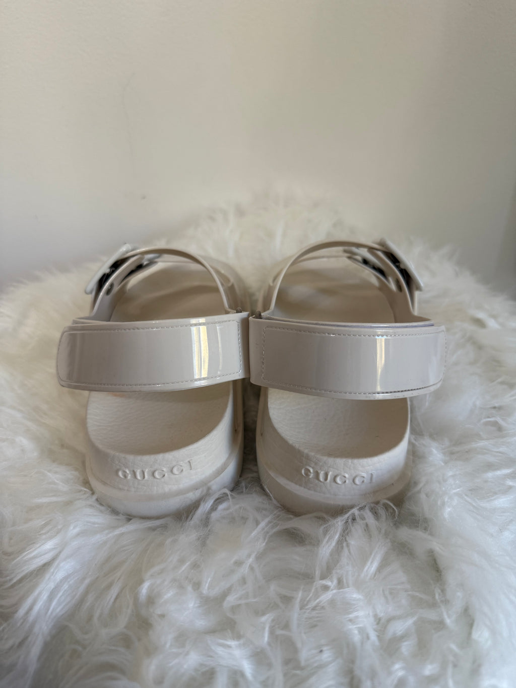 GUCCI ISLA RUBBER DAD buckle SANDALS