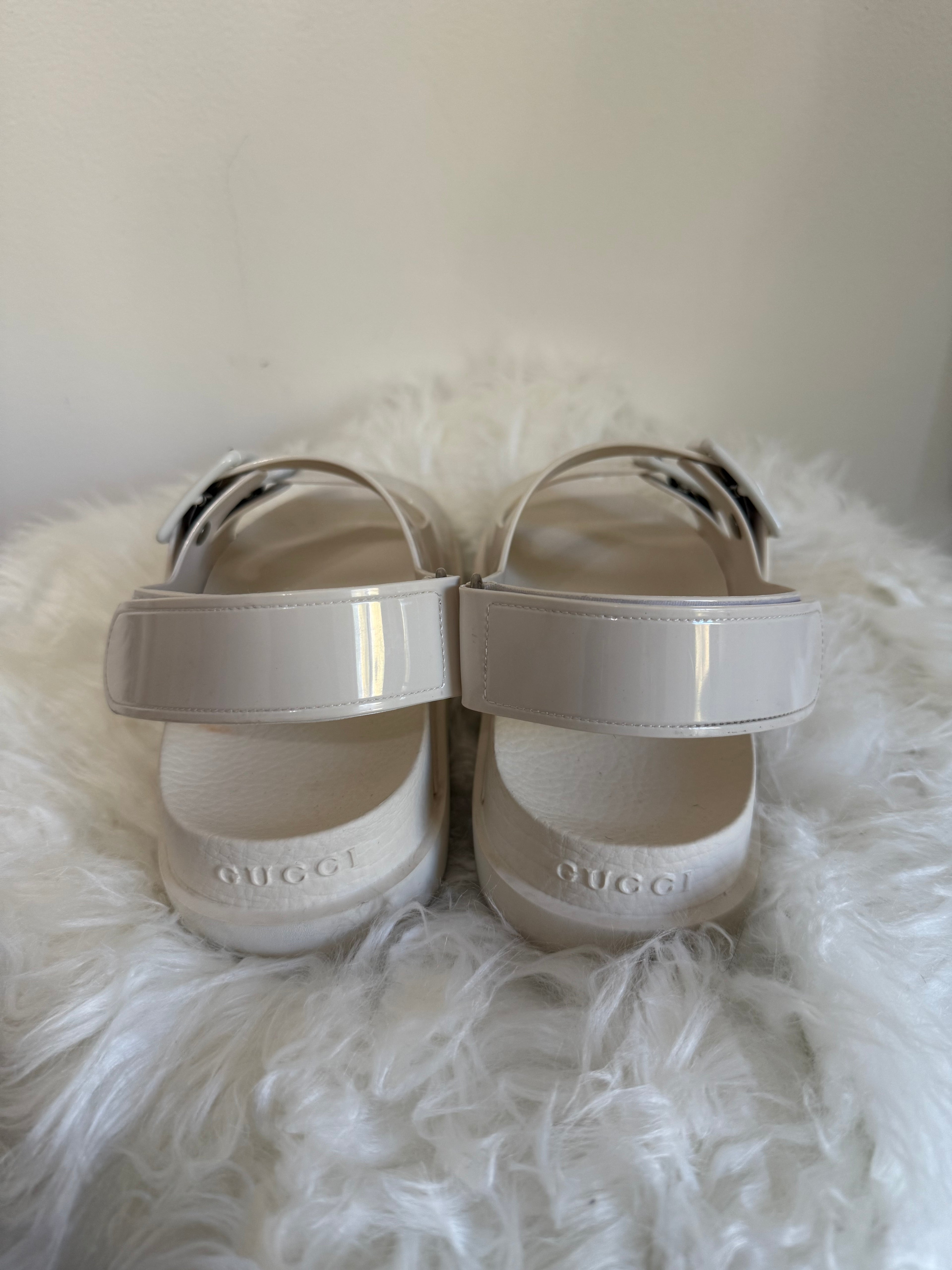 GUCCI ISLA RUBBER DAD buckle SANDALS