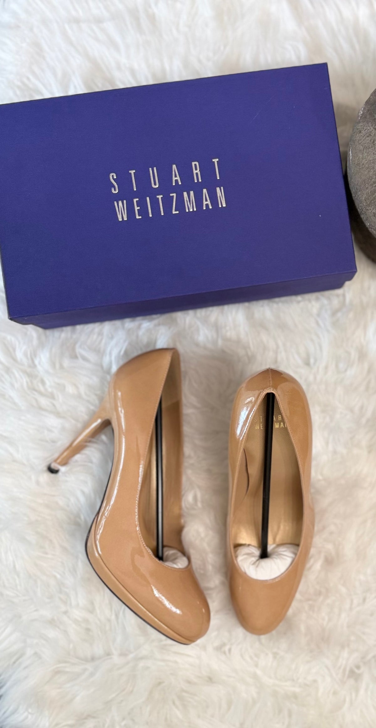STUART WEIZMAN PATENT LEATHER PUMP