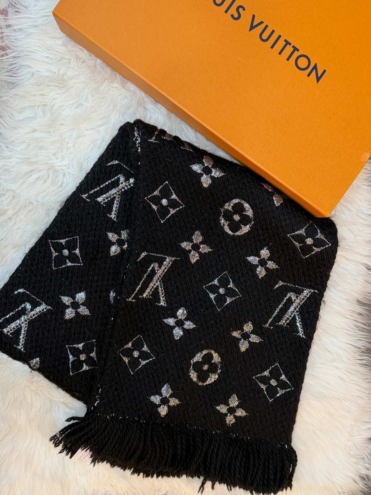 LOUIS VUITTON LOGOMANIA SHINE SCARF